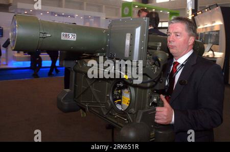 Bildnummer: 53797914 Datum: 15.02.2010 Copyright: imago/Xinhua (100215) -- NEW DELHI, 15 febbraio 2010 (Xinhua) -- un funzionario del Ministero della difesa Sweedish prova un lanciarazzi alla 6a International Land and Naval Defence System Exhibition a nuova Delhi, capitale dell'India, il 15 febbraio 2010. (Xinhua/Partha Sarkar) (jlp) (3)INDIA-NEW DELHI-DEFENSE EXPO PUBLICATIONxNOTxINxCHN Ausstellung Militär Waffen Rüstungsindustrie Wirtschaft kbdig xdp 2010 quer premiumd o0 Raketenwerfer Bildnummer 53797914 Data 15 02 2010 Copyright Imago XINHUA nuova Delhi Feb 15 2010 XINHUA a a A A A to Official of the Swe Foto Stock