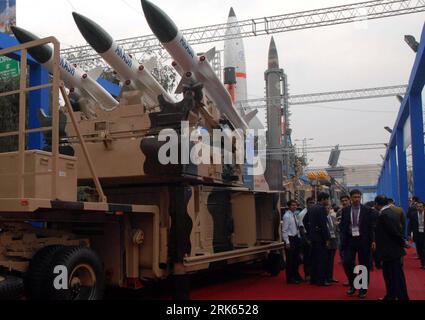Bildnummer: 53797916 Datum: 15.02.2010 Copyright: imago/Xinhua (100215) -- NEW DELHI, 15 febbraio 2010 (Xinhua) -- un vechile di lancio di missili di fabbricazione indiana è esposto alla 6th International Land and Naval Defence System Exhibition a New Delhi, capitale dell'India, il 15 febbraio 2010. (Xinhua/Partha Sarkar) (jlp) (2)INDIA-NEW DELHI-DEFENSE EXPO PUBLICATIONxNOTxINxCHN Ausstellung Militär Waffen Rüstungsindustrie Wirtschaft kbdig xdp 2010 quer premiumd o0 Mobiler Raketenwerfer Bildnummer 53797916 Date 15 02 2010 Copyright Imago XINHUA nuova Delhi Feb 15 2010 XINHUA to Indian Made Miunchi Foto Stock