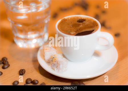 Caffè turco. Delizia turca su sfondo di legno verde scuro. Spianatura piatta. Caffè turco tradizionale in piatti orientali da vicino Foto Stock