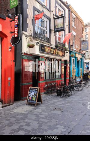 Bar su Rainford Gardens nel vivace quartiere Cavern, nel centro di Liverpool, Merseyside, Regno Unito Foto Stock