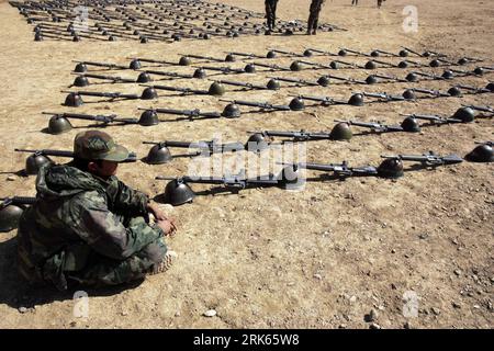 Bildnummer: 53802438 Datum: 17.02.2010 Copyright: imago/Xinhua (100217) - KABUL, 17 febbraio 2010 (Xinhua) - un soldato dell'esercito tiene d'occhio le armi durante la pausa pranzo durante un esercizio in un centro di addestramento militare nel sobborgo di Kabul, capitale dell'Afghanistan, 17 febbraio 2010. L'esercito nazionale afghano svolge il ruolo principale nell'attuale operazione Mushtarak nel distretto di Marjah, nella provincia meridionale di Helmand, contro i militanti talibani. L'Afghanistan secondo il piano avrebbe più di 300.000 forti forze di sicurezza nazionali entro il 2011, al fine di assumere gradualmente il controllo dei suoi affari di sicurezza. (Xinhua/Zabi Tamanna) Foto Stock