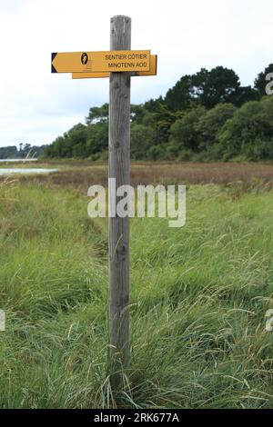 Coastal footpath sign and view of Baie du Lindin at low tide from Chemin du Palud, Brillac, Sarzeau, Morbihan, Brittany, France Stock Photo