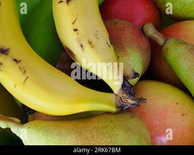Macro di vari tipi di frutta, banane, mele e pere Foto Stock