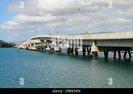 Ponte dell'Isola di Ford sotto il cielo nuvoloso Pearl Harbor Hawaii Foto Stock