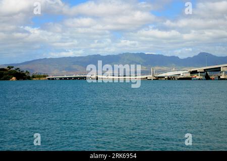 Ponte dell'Isola di Ford sotto il cielo nuvoloso Pearl Harbor Hawaii Foto Stock