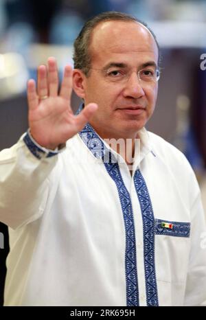 Bildnummer: 53814028  Datum: 23.02.2010  Copyright: imago/Xinhua  Mexican President Felipe Calderon waves to the audience at the closing session of the summit meeting of the Group of Rio and Caribbean Community (Caricom) in Playa del Carmen, a resort town on Mexico s Caribbean coast, on Feb. 23, 2010.  (Xinhua/Joaquin Morelli) (zw) (2)MEXICO-PLAYA DEL CARMEN-SUMMIT-CLOSING PUBLICATIONxNOTxINxCHN People Politik kbdig xkg 2010 hoch o0 Porträt    Bildnummer 53814028 Date 23 02 2010 Copyright Imago XINHUA MEXICAN President Felipe Calderon Waves to The audience AT The CLOSING Session of The Summit Stock Photo