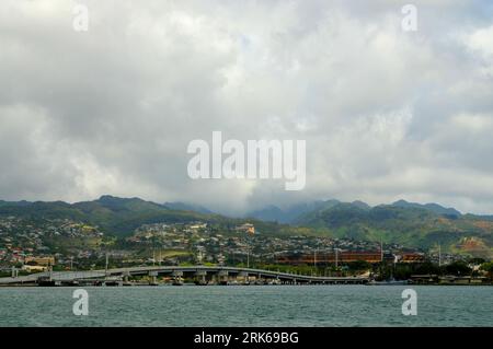 Ponte dell'Isola di Ford sotto il cielo nuvoloso Pearl Harbor Hawaii Foto Stock