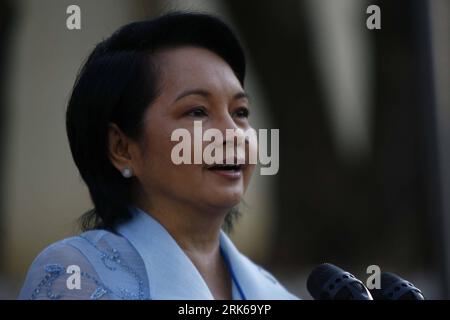 Bildnummer: 53817551 Datum: 25.02.2010 Copyright: imago/Xinhua (100225) -- MANILA, Feb. 25, 2010 (Xinhua) -- il presidente filippino Gloria Macapagal-Arroyo parla davanti a una folla al Power Monument in celebrazione del 24° anniversario del potere a Quezon City a nord di Manila, Filippine, 25 febbraio 2010. Le Filippine hanno commemorato giovedì la storica rivoluzione di potere edsa del 1986 che ha rovesciato l'impopolare ex presidente Ferdinand Marcos. (Xinhua/Jon Fabrigar) (1)FILIPPINE-PEOPLE POWER ANNIVERSARY-ARROYO PUBLICATIONxNOTxINxCHN People Politik kbdig xkg 2010 quer o0 Porträt Bildnum Foto Stock