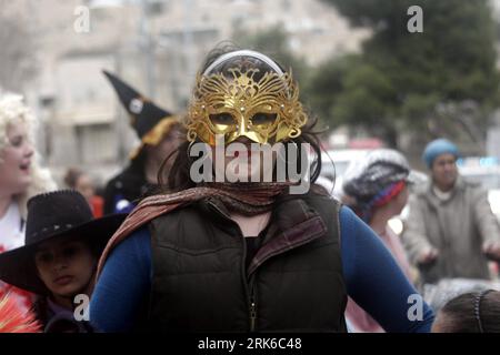 Bildnummer: 53824644  Datum: 28.02.2010  Copyright: imago/Xinhua (100228)-- HEBRON, Mar.1, 2010 (Xinhua) -- Israelis take part in a parade celebrating the Jewish holiday of Purim in the West Bank city of Hebron on Feb 28, 2010. Purim takes place on the fourteenth and fifteenth days of Adar, the twelfth month of the Jewish calendar. This year Purim begins at sundown on the 27th of February. (Xinhua/Mamoun Wazwaz) (lyi) (1)HEBRON-ISRAEL-PURIM PUBLICATIONxNOTxINxCHN Purim traditionelle Feste Israel premiumd kbdig xsp 2010 quer  o0 Porträt Maske Teilnehmer Kostüm Gesichtsmaske    Bildnummer 538246 Stock Photo