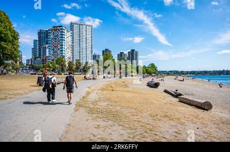 English Bay Beach, conosciuta anche come First Beach, è una spiaggia popolare nel centro di Vancouver. Vancouver, British Columbia, Canada. Foto Stock