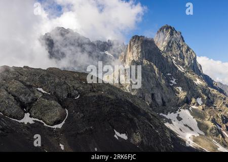 Le Dolomiti georgiane sono chiamate anche massiccio montuoso, che si può vedere con il bel tempo dal passo Chauchi. Dusheti, Georgia. Fai un'escursione sul passo Chaukhi Foto Stock