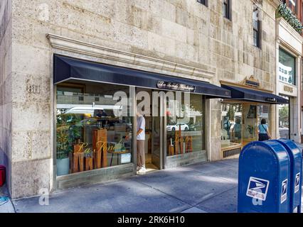 UES Historic District: Nonostante lo status di monumento storico e la presenza di Madison Avenue, il 30 East 68th Street ha un aspetto squallido. Foto Stock