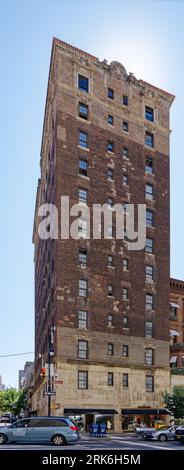 UES Historic District: Nonostante lo status di monumento storico e la presenza di Madison Avenue, il 30 East 68th Street ha un aspetto squallido. Foto Stock