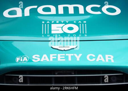 Vista generale della segnaletica sulla Aston Martin Vantage Safety Car durante una giornata di anteprima in vista del Gran Premio dei Paesi Bassi 2023 di domenica sul circuito Zandvoort CM.com a Zandvoort, Paesi Bassi. Data foto: Giovedì 24 agosto 2023. Foto Stock