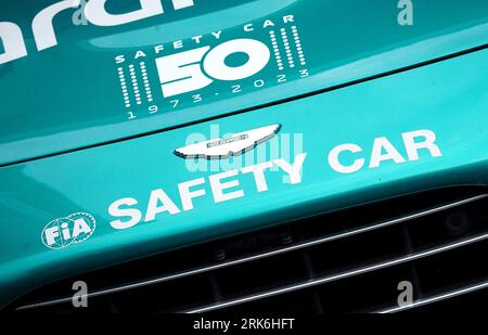 Vista generale della segnaletica sulla Aston Martin Vantage Safety Car durante una giornata di anteprima in vista del Gran Premio dei Paesi Bassi 2023 di domenica sul circuito Zandvoort CM.com a Zandvoort, Paesi Bassi. Data foto: Giovedì 24 agosto 2023. Foto Stock