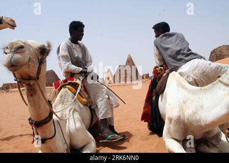 Pyramiden von Meroe in Sudan (100314) -- KHARTOUM, 14 marzo 2010 (Xinhua) -- cammelli sudanesi chiacchierano tra loro alle piramidi di Meroe, 250 km a nord di Khartoum, capitale del Sudan, il 13 marzo 2010. Le piramidi di Meroe, costruite più di 2.000 anni fa, servono come uno dei luoghi di interesse in Sudan. (Xinhua/Mohammed Babiker) (lr) (11)SUDAN-MEROE-PYRAMIDS PUBLICATIONxNOTxINxCHN Pyramids from Meroe in Sudan 100314 Khartoum 14 marzo 2010 XINHUA sudanese Riding Camels Chatta tra loro ALLE piramidi di Meroe 250km a nord di Khartoum capitale del Sudan IL 13 marzo 2010 le piramidi in M Foto Stock