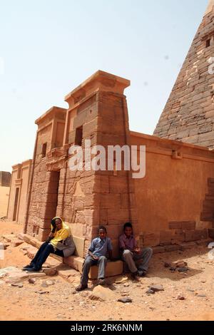 Pyramiden von Meroe in Sudan (100314) -- KHARTOUM, 14 marzo 2010 (Xinhua) -- i turisti sudanesi riposano mentre visitano le piramidi a Meroe, 250 km a nord di Khartoum, capitale del Sudan, il 13 marzo 2010. Le piramidi di Meroe, costruite più di 2.000 anni fa, servono come uno dei luoghi di interesse in Sudan. (Xinhua/Mohammed Babiker) (lr) (5)SUDAN-MEROE-PIRAMIDI PUBLICATIONxNOTxINxCHN Piramidi da Meroe in Sudan 100314 Khartoum 14 marzo 2010 XINHUA turisti sudanesi riposano mentre visitano le piramidi a Meroe 250 km a nord di Khartoum capitale del Sudan IL 13 marzo 2010 le piramidi di Meroe hanno costruito più di Foto Stock