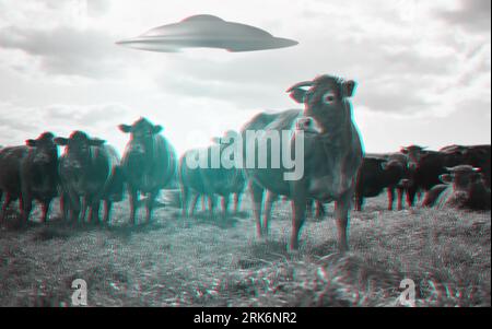 Alieni, astronave e UFO con mucca in fattoria per fantasia, fantascienza e invasione spaziale. Raggio extraterrestre, campagna e disco volante attivo Foto Stock