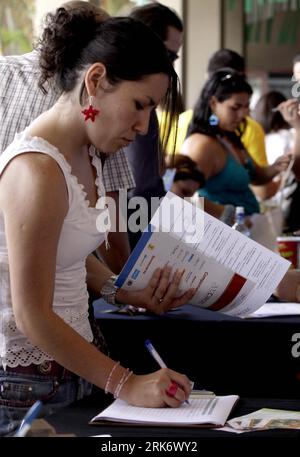 Bildnummer: 53857437  Datum: 14.03.2010  Copyright: imago/Xinhua (100315) -- SAN JOSE, March 15, 2010 (Xinhua) -- Job seekers fill up forms at the 4th Bilingual Job Fair in San Jose, capital of Costa Rica, March 14, 2010. Multinational and local enterprises provided some 4,500 jobs at the job fair, which closed on Sunday. The nation s economy began to recover after the economic crisis in 2009 and the unemployment rate fell to about 6 percent. (Xinhua/Esteban Datos) (lyi) (2)COSTA RICA-SAN JOSE-JOB FAIR PUBLICATIONxNOTxINxCHN Wirtschaft Gesellschaft Arbeitslosigkeit Jobmesse Arbeitssuche kbdig Stock Photo