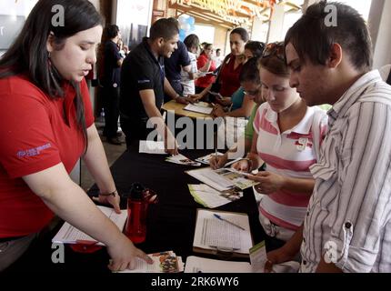 Bildnummer: 53857436 Datum: 14.03.2010 Copyright: imago/Xinhua (100315) -- SAN JOSE, 15 marzo 2010 (Xinhua) -- Job Seekers Talk with recruiters at the 4th Bilingual Job Fair in San Jose, capitale della Costa Rica, 14 marzo 2010. Le multinazionali e le imprese locali hanno fornito circa 4.500 posti di lavoro alla fiera del lavoro, che ha chiuso domenica. L'economia nazionale ha iniziato a riprendersi dopo la crisi economica del 2009 e il tasso di disoccupazione è sceso a circa il 6%. (Xinhua/Esteban Datos) (lyi) (1)COSTA RICA-SAN JOSE-JOB FAIR PUBLICATIONxNOTxINxCHN Wirtschaft Gesellschaft Arbeitslosigkeit Jobmesse Arbeitssuche Foto Stock