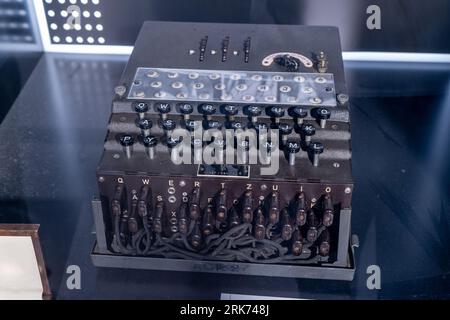 Enigma Machine. Leggendario dispositivo di crittografia utilizzato per decodificare i messaggi nemici durante la seconda guerra mondiale, Bletchley Park, Milton Keynes, Gran Bretagna. Polonia, Varsavia - 28 luglio 2023. Foto Stock