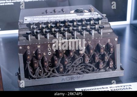 Enigma Machine. Leggendario dispositivo di crittografia utilizzato per decodificare i messaggi nemici durante la seconda guerra mondiale, Bletchley Park, Milton Keynes, Gran Bretagna. Polonia, Varsavia - 28 luglio 2023. Foto Stock