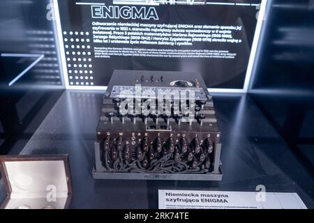 Enigma Machine. Leggendario dispositivo di crittografia utilizzato per decodificare i messaggi nemici durante la seconda guerra mondiale, Bletchley Park, Milton Keynes, Gran Bretagna. Polonia, Varsavia - 28 luglio 2023. Foto Stock