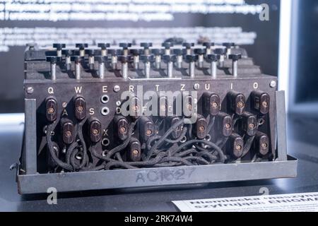 Enigma Machine. Leggendario dispositivo di crittografia utilizzato per decodificare i messaggi nemici durante la seconda guerra mondiale, Bletchley Park, Milton Keynes, Gran Bretagna. Polonia, Varsavia - 28 luglio 2023. Foto Stock