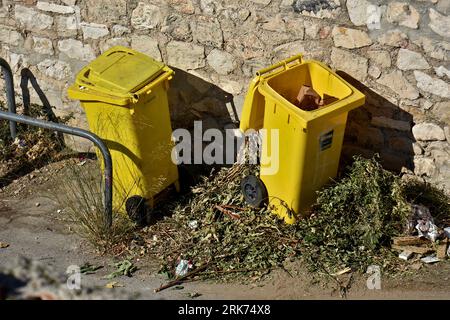 Bidone giallo per il riciclaggio in Francia Foto stock - Alamy