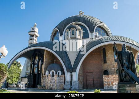 Chiesa di S.. Clemente di Ocrida, nella città di Skopje, Maceodnia. Costruito in stile moderno, usato dalla Chiesa ortodossa macedone, con la statua di Dositheo II Foto Stock