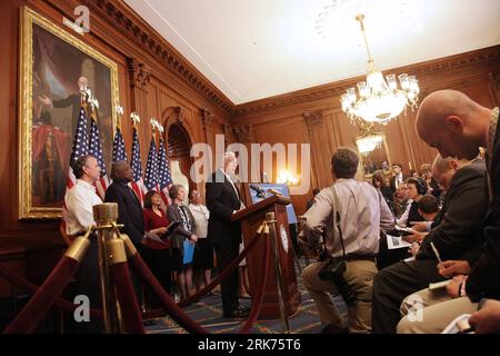 Bildnummer: 53865633 Datum: 18.03.2010 Copyright: imago/Xinhua (100318) - WASHINGTON, 18 marzo 2010 (Xinhua) - il leader della maggioranza della camera degli Stati Uniti Steny Hoyer (C) partecipa a un evento che evidenzia la riforma sanitaria al Capitol Hill a Washington D.C., capitale degli Stati Uniti, 18 marzo 2010. I leader democratici della camera degli Stati Uniti hanno presentato la loro versione finale del disegno di legge sulla riforma dell'assicurazione sanitaria giovedì, preparando il palcoscenico per un voto finale alla camera di domenica. Si stima che il conto sia costato 940 miliardi di dollari in 10 anni. (Xinhua/Wang Fengfeng) (zw) (4)U.S.-WASHINGTON-HEALTH CARE REFORM PUBLICATIONxNOTx Foto Stock