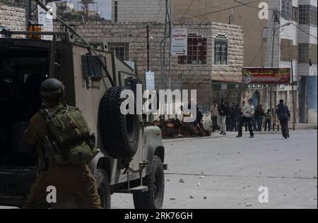 Bildnummer: 53869467 Datum: 19.03.2010 Copyright: imago/Xinhua (100319) - HEBRON, 19 marzo 2010 (Xinhua) - un soldato israeliano prende posizione durante gli scontri con i manifestanti palestinesi nella città di Hebron in Cisgiordania il 19 marzo 2010. (Xinhua/Mamoun Wazwaz) (gxr) (2)MIDEAST-HEBRON-ISRAEL-PALESTINE-CLASHES PUBLICATIONxNOTxINxCHN Politik Gesellschaft Ausschreitungen premiumd xint kbdig xsk 100319 quer o0 Straßenschlacht, Steinewerfer, Militär Bildnummer 2010 Data 19 03 2010 Copyright Imago XINHUA 2010 XINHUA, Hedibrashes in occasione del 19 marzo 53869467 Foto Stock