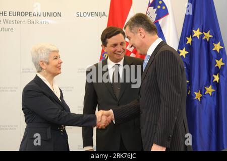 Bildnummer: 53870166  Datum: 20.03.2010  Copyright: imago/Xinhua (100320) -- BRDO PRI KRANJU, March 20, 2010 (Xinhua) -- Slovenian Prime Minister Borut Pahor (C) and Croatian Prime Minister Jadranka Kosor (L) receive Montenegrin Prime Minister Milo Djukanovic in the Slovenian mountainous resort of Brdo Pri Kranju, March 20, 2010. A Western Balkan conference began on Saturday morning in Brdo Pri Kranju. (Xinhua/Dai Zhenhua) (3)SLOVENIA-EU-WESTERN BALKAN PUBLICATIONxNOTxINxCHN People Politik premiumd xint kbdig xsp 2010 quer    Bildnummer 53870166 Date 20 03 2010 Copyright Imago XINHUA  Brdo PRI Stock Photo