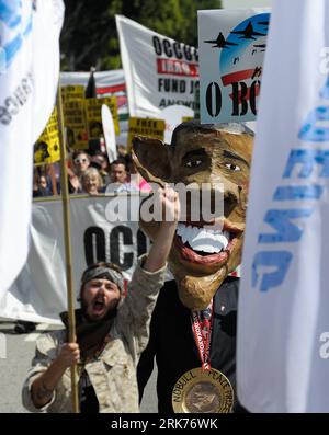 Bildnummer: 53870689  Datum: 20.03.2010  Copyright: imago/Xinhua (100321) -- HOLLYWOOD, March 21, 2010 (Xinhua) -- Anti-war activists participate in a rally in Hollywood, California, the United States, on March 20, 2010, the 7th anniversary of the war in Iraq. (Xinhua/Qi Heng) (nxl) (26)US-HOLLYWOOD-ANTI-WAR-RALLY PUBLICATIONxNOTxINxCHN Friedensbewegung Friedensinitiative Demonstration Friedensdemonstration Proteste xint kbdig xsp 2010 hoch premiumd o0 Politik, Maske, Barack Obama o00 USA    Bildnummer 53870689 Date 20 03 2010 Copyright Imago XINHUA  Hollywood March 21 2010 XINHUA Anti was act Foto Stock