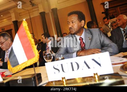 Bildnummer: 53872417 Datum: 21.03.2010 Copyright: imago/Xinhua (100321) - CAIRO, 21 marzo 2010 (Xinhua) - Mustafa Osman Ismail, consigliere del presidente sudanese, partecipa alla conferenza internazionale per la ricostruzione e lo sviluppo nel Darfur del Sudan, al Cairo, capitale dell'Egitto, il 21 marzo 2010. La conferenza tenutasi domenica era volta a raccogliere e coordinare il contributo finanziario internazionale all'attuazione di progetti di sviluppo nella provincia sudanese del Darfur. (Xinhua/Zhang Ning) (lyi) (2)EGITTO-CAIRO-SUDAN-DARFUR-CONFERENZA PUBLICATIONxNOTxINxCHN People Politik Kbdi Foto Stock