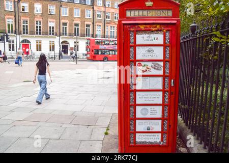 Londra, Inghilterra, Regno Unito. 24 agosto 2023. Una cabina telefonica a Russell Square è stata trasformata in un caffè di strada. BT ha reso disponibili 1000 cabine telefoniche rosse per l'"adozione" in tutto il Regno Unito a soli Â € 1 ciascuna prima del 100° anniversario. L'incarnazione originale dell'iconico chiosco rosso, il K2, è stato progettato dall'architetto Sir Giles Gilbert Scott nel 1924, e mentre l'uso dei telefoni pubblici è crollato nel corso degli anni BT ha offerto l'opportunità di riutilizzare i chioschi a varie organizzazioni, comunità e individui. (Immagine di credito: © Vuk Valcic/ZUMA Press Wire) SOLO USO EDITORIALE! Non f Foto Stock