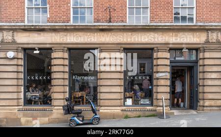 Filiale chiusa della NatWest Bank ora Klarneins Café a Pickering, Yorkshire, Inghilterra, Regno Unito Foto Stock