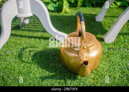 un bollitore per il te' su una sedia che viene solitamente usato durante la tradizionale doccia nuziale Foto Stock