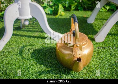 un bollitore per il te' su una sedia che viene solitamente usato durante la tradizionale doccia nuziale Foto Stock