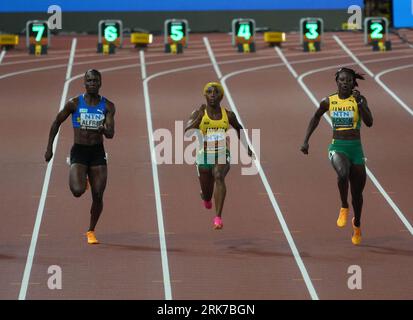 Julien ALFRED di LCA , Shelly-Ann FRASER-PRYCE , Shericka JACKSON di JAM Final 100 METRI DONNE durante i Campionati mondiali di atletica leggera 2023 il 21 agosto 2023 al Nemzeti Atletikai Kozpont di Budapest, Ungheria - foto Laurent Lairys / DPPI Foto Stock