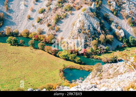 Vista dall'alto del fiume Krupa nella Dalmazia settentrionale, Croazia. Foto Stock