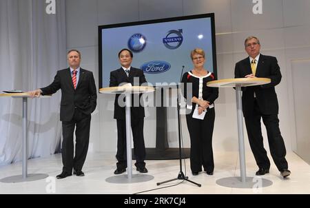 Bildnummer: 53899898  Datum: 28.03.2010  Copyright: imago/Xinhua (100328) -- GOTEBORG, March 28, 2010 (Xinhua) -- Volvo Cars Chief Executive Officer Stephen Odell, Geely Chairman Li Shufu, Swedish Deputy Prime Minister and Minister for Enterprise and Energy Maud Olofsson and CFO of Ford Motor Company Lewis Booth (From Left to Right) attend a press conference after the signing ceremony in Goteborg of Sweden, March 28, 2010. China s Zhejiang Geely Holding Group signed a deal worth 1.8 billion U.S. dollars with Ford Motor Co. here Sunday to acquire the U.S. auto giant s Volvo car unit. (Xinhua/Wu Stock Photo