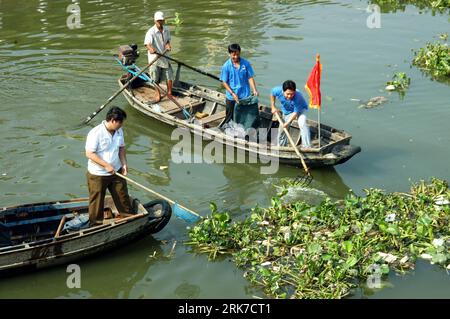 Bildnummer: 53900970 Datum: 28.03.2010 Copyright: imago/Xinhua giovani volontari puliscono le piante acquatiche nella città di CAN Tho, Vietnam del Sud, 28 marzo 2010. Oltre 2500 membri della lega giovanile e volontari hanno partecipato a un'attività di protezione ambientale chiamata la domenica verde a CAN Tho City. (Xinhua) (lyi) (2)VIETNAM-HANOI-PROTEZIONE AMBIENTALE PUBLICATIONxNOTxINxCHN Gesellschaft Umweltschutz Ökologie kbdig xub 2010 quer Bildnummer 53900970 Data 28 03 2010 Copyright Imago XINHUA Young Volunteers Pulisci le piante ACQUATICHE nella città di CAN Tho Vietnam del Sud marzo 28 2010 oltre 2500 membri di Foto Stock