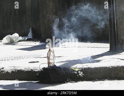 Bildnummer: 53901372  Datum: 29.03.2010  Copyright: imago/Xinhua (100329) -- RIO DE JANEIRO, March 29, 2010 (Xinhua) -- A smokey bag, suspected containing a bomb, is seen in a street in downtown Rio de Janeiro, Brazil, March 29, 2010. Police opened the backpack only to find worthless rubbish. (Xinhua/Agencia Estado) (BRAZIL OUT) (gxr) (2)BRAZIL-RIO DE JANEIRO-SUSPICIOUS BAG PUBLICATIONxNOTxINxCHN Brasilien Bombenfund Entschärfung premiumd xint kbdig xsp 2010 quer  o0 Bombe o00 Bombenentschärfung    Bildnummer 53901372 Date 29 03 2010 Copyright Imago XINHUA  Rio de Janeiro March 29 2010 XINHUA Stock Photo