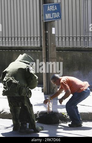 Bildnummer: 53901371 Datum: 29.03.2010 Copyright: imago/Xinhua (100329) -- RIO DE JANEIRO, 29 marzo 2010 (Xinhua) -- la polizia della squadra bomba lavora oltre a una borsa fumy, sospettata di contenere una bomba, nel centro di Rio de Janeiro, Brasile, 29 marzo 2010. La polizia ha aperto lo zaino solo per trovare immondizia inutile. (Xinhua/Agencia Estado) (BRAZIL OUT) (gxr) (3)BRASILE-RIO DE JANEIRO-SUSPICIOUS BAG PUBLICATIONxNOTxINxCHN Brasilien Bombenfund Entschärfung premiumd xint kbdig xsp 2010 hoch o0 Bombe o00 Schutzanzug, Bombenentschärfung Bildnummer 53901371 Date 29 03 2010 Copyright Imago XINHUA Rio d Foto Stock