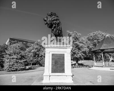 Bianco e nero, Maiwand Lion, Forbury Gardens, Abbey Quarter, Reading, Berkshire, Inghilterra, Regno Unito, Regno Unito. Foto Stock