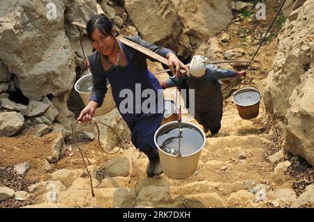 Bildnummer: 53905643  Datum: 28.03.2010  Copyright: imago/Xinhua (100330) -- BAISE(GUANGXI), March 30, 2010 (Xinhua) -- Villagers come to fetch water at a nearly dry spring at the Bayi Village in Jingxi county of Baise city, southwest China s Guangxi Zhuang Autonomous Region, March 28, 2010. The region has been ravaged by the sustaining severe drought since last October. (Xinhua/Zhao Jingwu) (wyx) (5)CHINA-GUANGXI-DROUGHT-WELLDRILLING(CN) PUBLICATIONxNOTxINxCHN Dürre Trockenheit Wasser Trinkwasser Trinkwasserversorgung Gesellschaft kbdig xsk 2010 quer o0 Wassermangel    Bildnummer 53905643 Dat Stock Photo