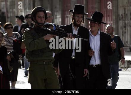 Bildnummer: 53910690  Datum: 01.04.2010  Copyright: imago/Xinhua (100401) -- HEBRON, April 1, 2010 (Xinhua) -- An Israeli soldier stands guard as Ultra Orthodox Jews celebrate the Passover, a Jewish festival commemorating the biblical event of Hebrew s escape from enslavement in Egypt, in the West Bank city of Hebron on April 1, 2010. (Xinhua/Mamoun Wazwaz) (lx) (3)WEST BANK-HEBRON-PASSOVER PUBLICATIONxNOTxINxCHN Gesellschaft Religion Juden Judentum Pessach kbdig xdp 2010 quer  o0 Militär, Schutz, Sicherheit    Bildnummer 53910690 Date 01 04 2010 Copyright Imago XINHUA  Hebron April 1 2010 XIN Stock Photo