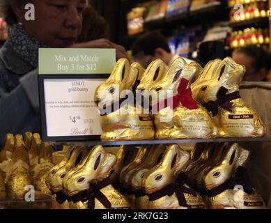 Bildnummer: 53912744 Datum: 02.04.2010 Copyright: imago/Xinhua (100402) -- NEW YORK, 2 aprile 2010 (Xinhua) -- i clienti acquistano cioccolatini pasquali in un negozio Lindt a New York, Stati Uniti, 2 aprile 2010. I coniglietti e le uova di Pasqua al cioccolato sono alcuni dei prodotti più venduti prima dell'annuale giorno di Pasqua, che cade il 4 aprile di quest'anno. (Xinhua/Wu Kaixiang) (lx) (2)CONIGLIETTI E UOVA PASQUALI US-NEW YORK-CHOCOLATE PUBLICATIONxNOTxINxCHN Wirtschaft Ostern Osterhase Schokohase Hase Schokolade Süßwaren Objekte kbdig xng 2010 quer o0 Lindt, Goldhase Bildnummer 53912744 Data 02 04 2010 C. Foto Stock