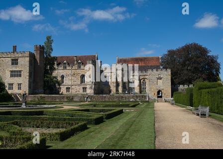 Facciata posteriore della Penshurst Place Manor House a Penshurst, Kent, ad agosto. Foto Stock